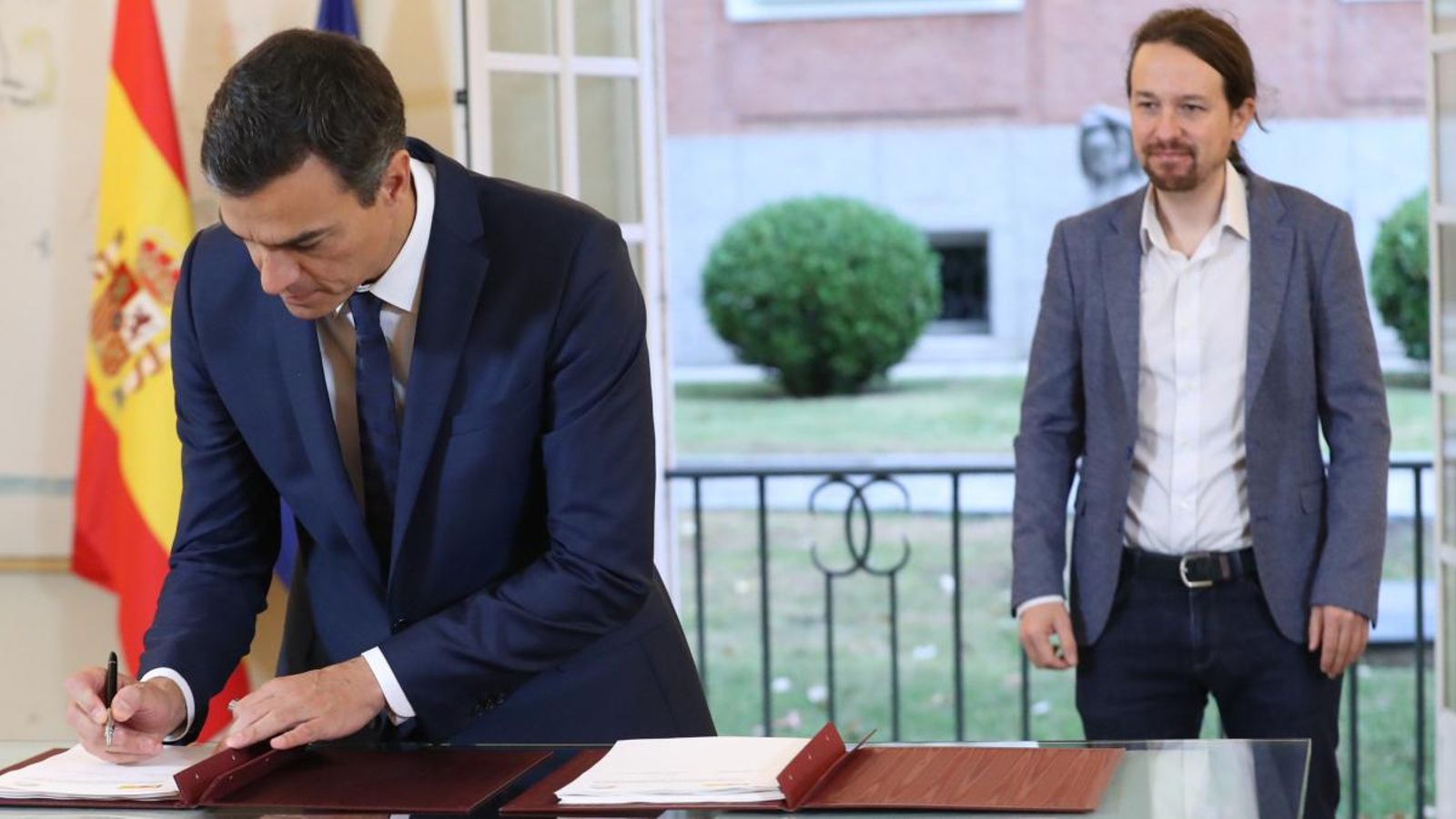 Pedro Sánchez i Pablo Iglesias van signar aquest dijous l'acord sobre pressupostos per al 2019 Pedro Sánchez i Pablo Iglesias van signar aquest dijous l'acord sobre pressupostos per al 2019