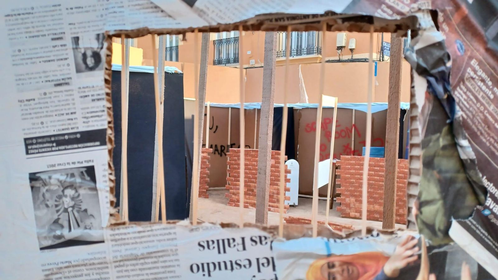 La Falla Borrull a València visibilitza la injustícia que afecta les persones que fugen de les seues llars a la força.