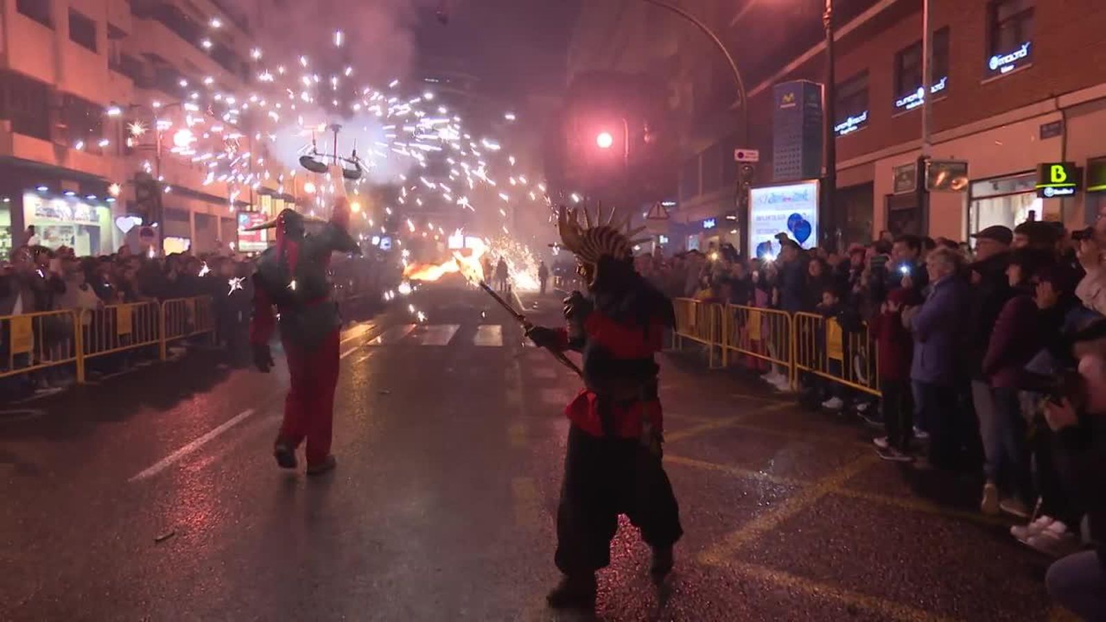 Vora 300 persones han participat en la Cavalcada del Foc.