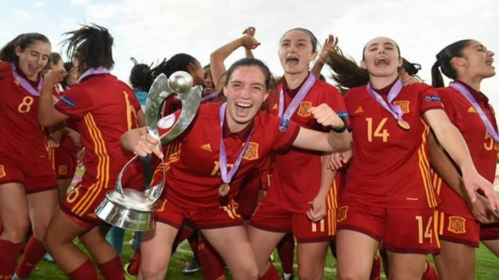 Eva Navarro celebra el campionat d'Europa sub-17 en imposar-se a Alemanya.