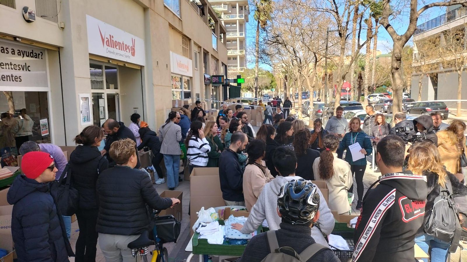 En vídeo, l'arreplegada d'ajuda a les portes del centre juvenil Valientes