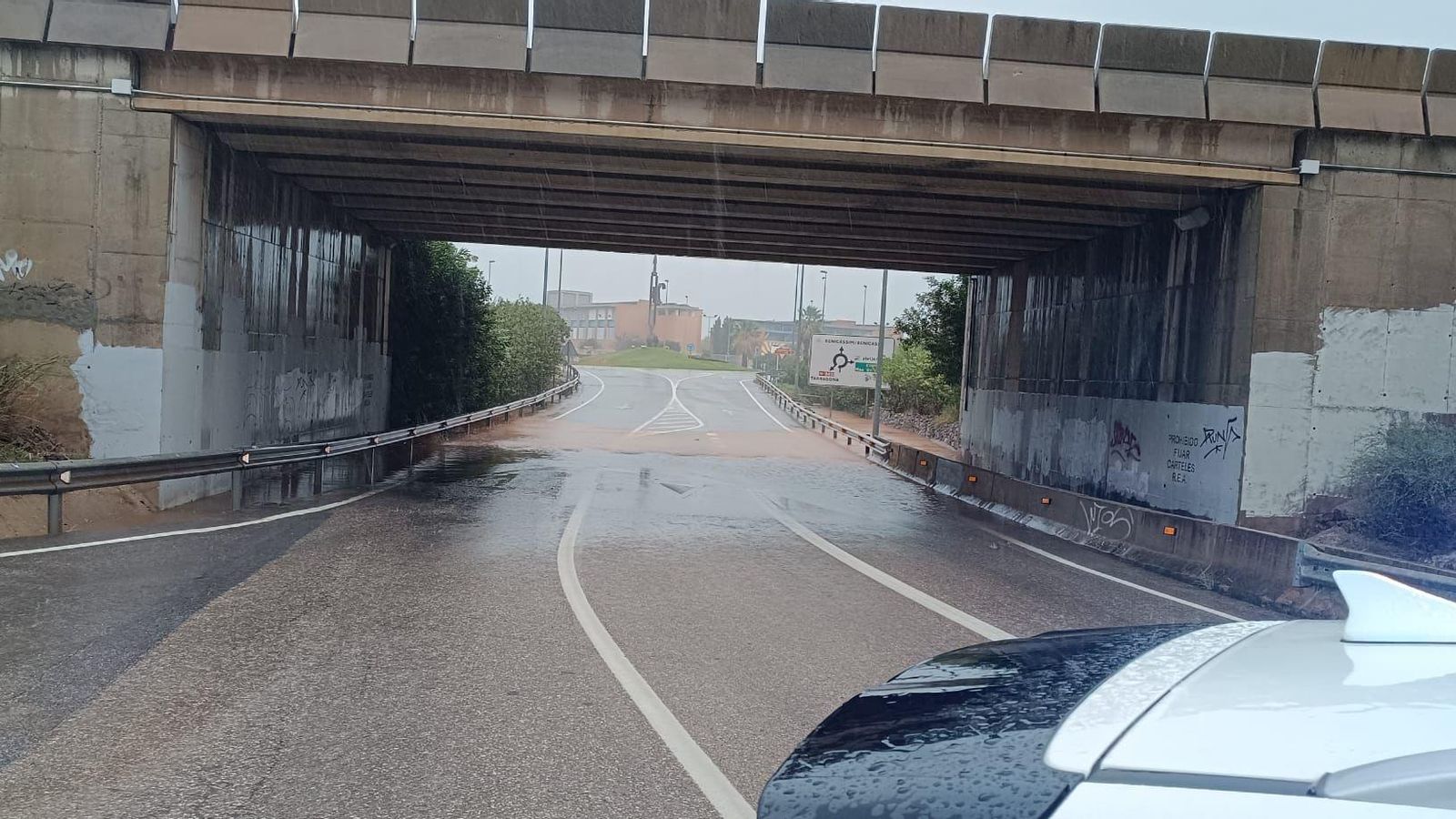 L'aigua nega el principal accés a Benicàssim (la Plana Alta)