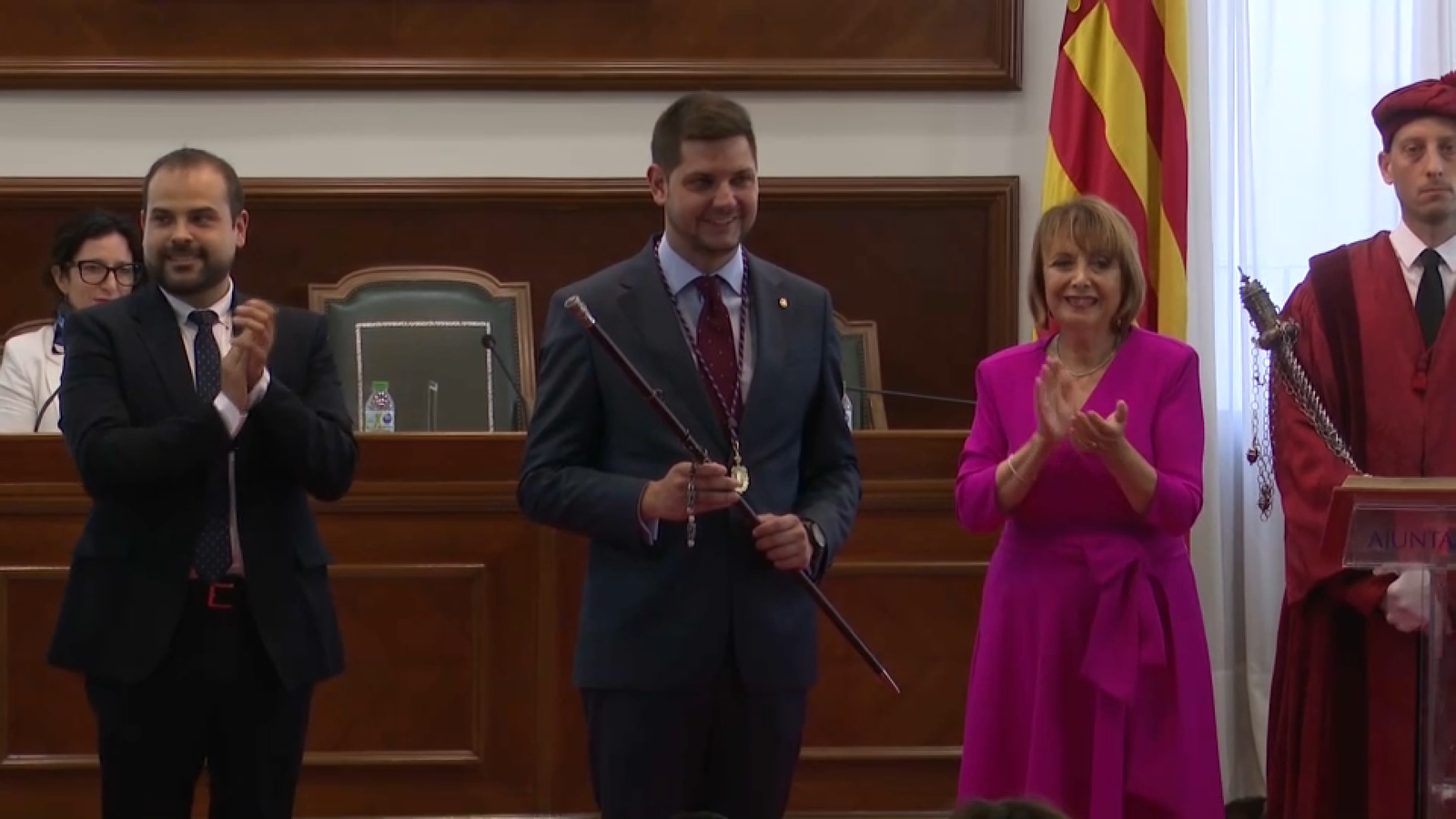 Prieto sosté la vara de comandament durant el ple d'investidura celebrat aquest dissabte a Gandia