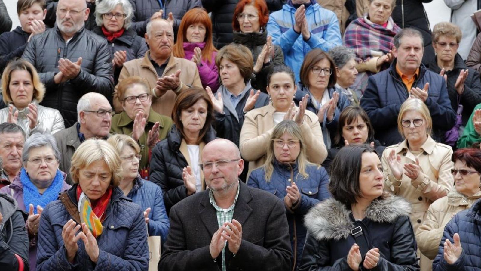 Veïns de Rianxo, durant al minut de silenci en memòria dels dos joves gallecs morts en els atemptats a Sri Lanka