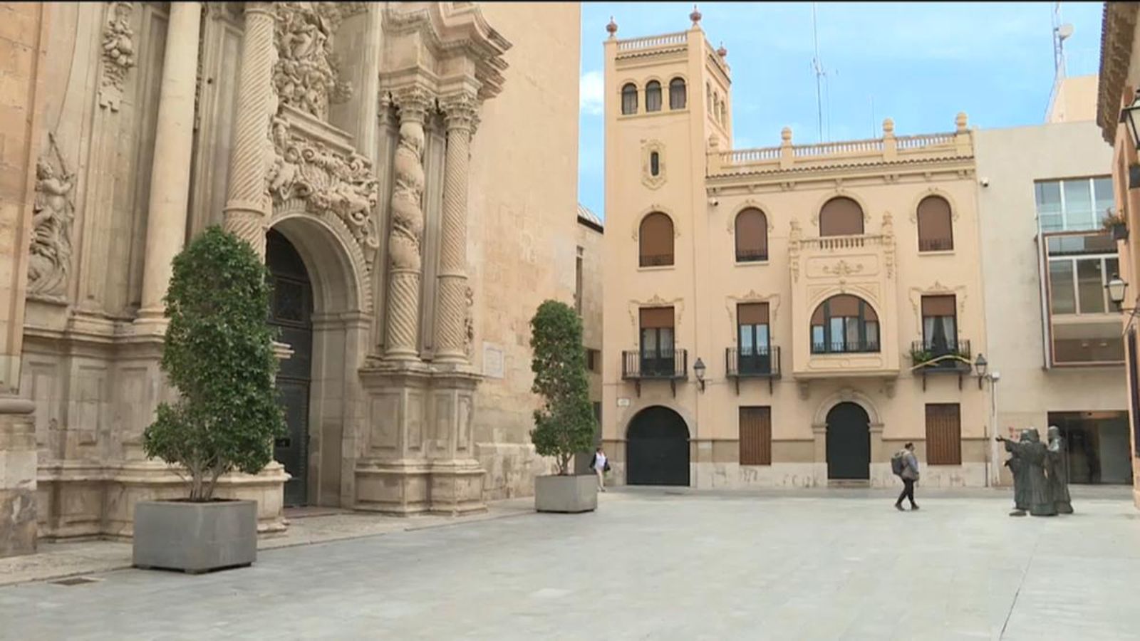 Desallotgen cinc famílies després de desplomar-se part de la teulada d\'un edifici a Elx