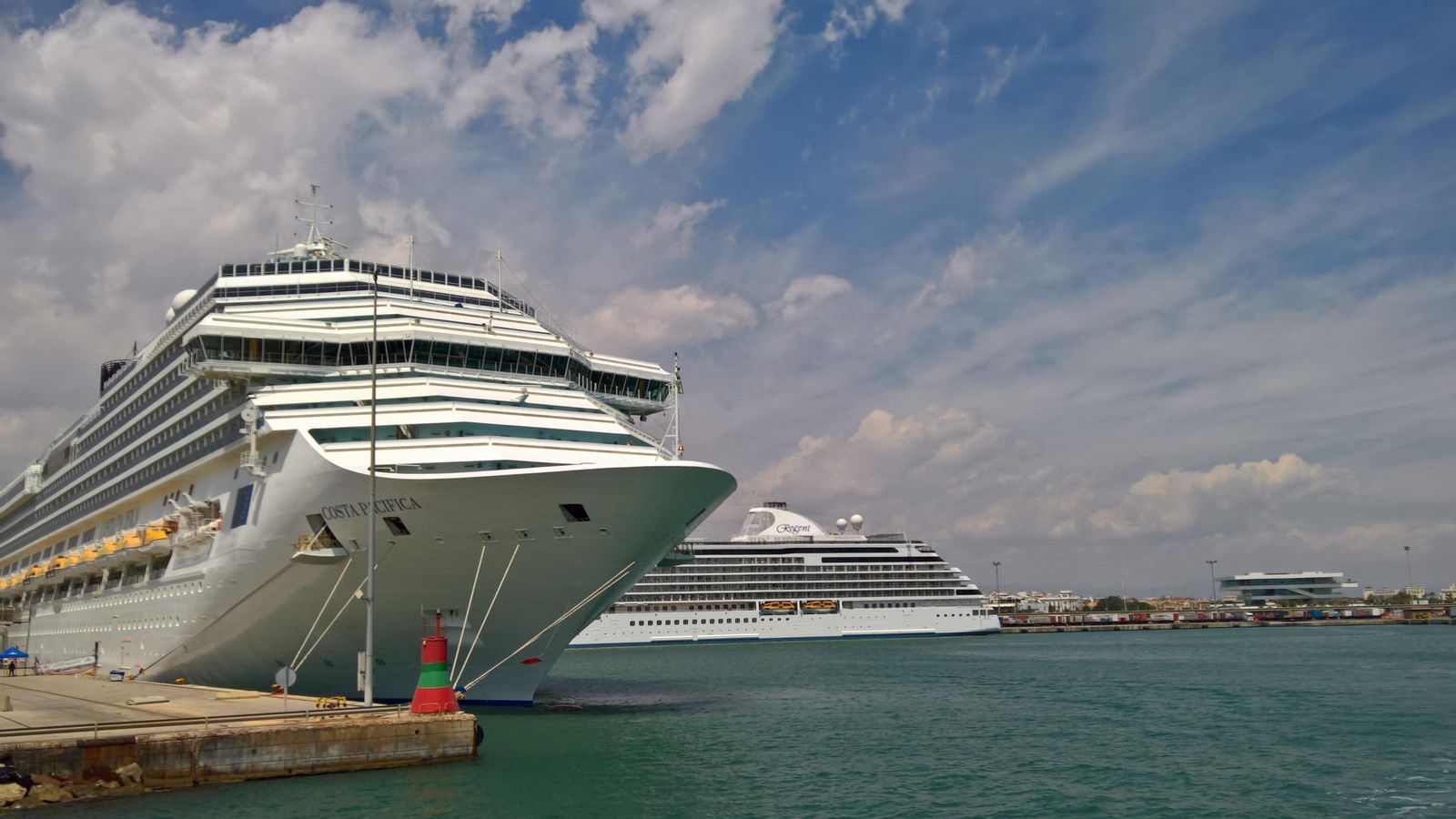 Imatge d'arxiu de dos vaixells de creuer atracats al port valencià