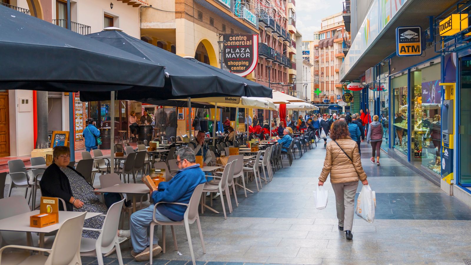 Un carrer comercial a Benidorm (arxiu)