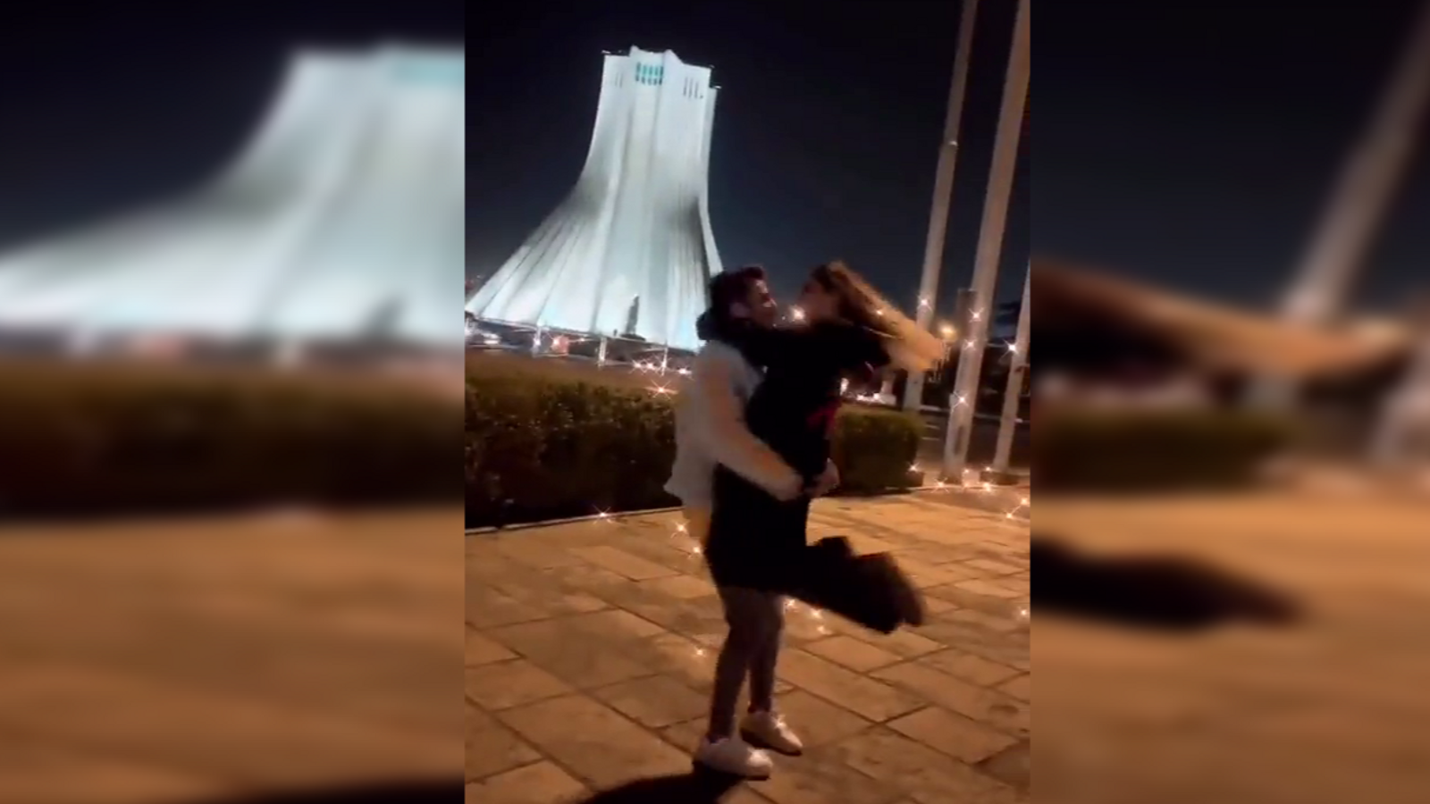 Imatge del vídeo en què es veu als dos joves ballant