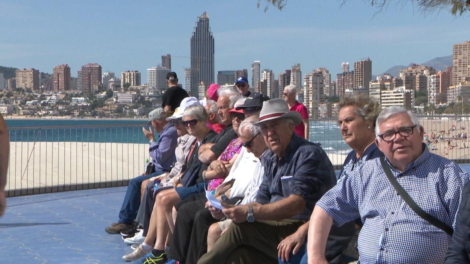 Un grup de turistes asseguts, a Benidorm (Marina Baixa)