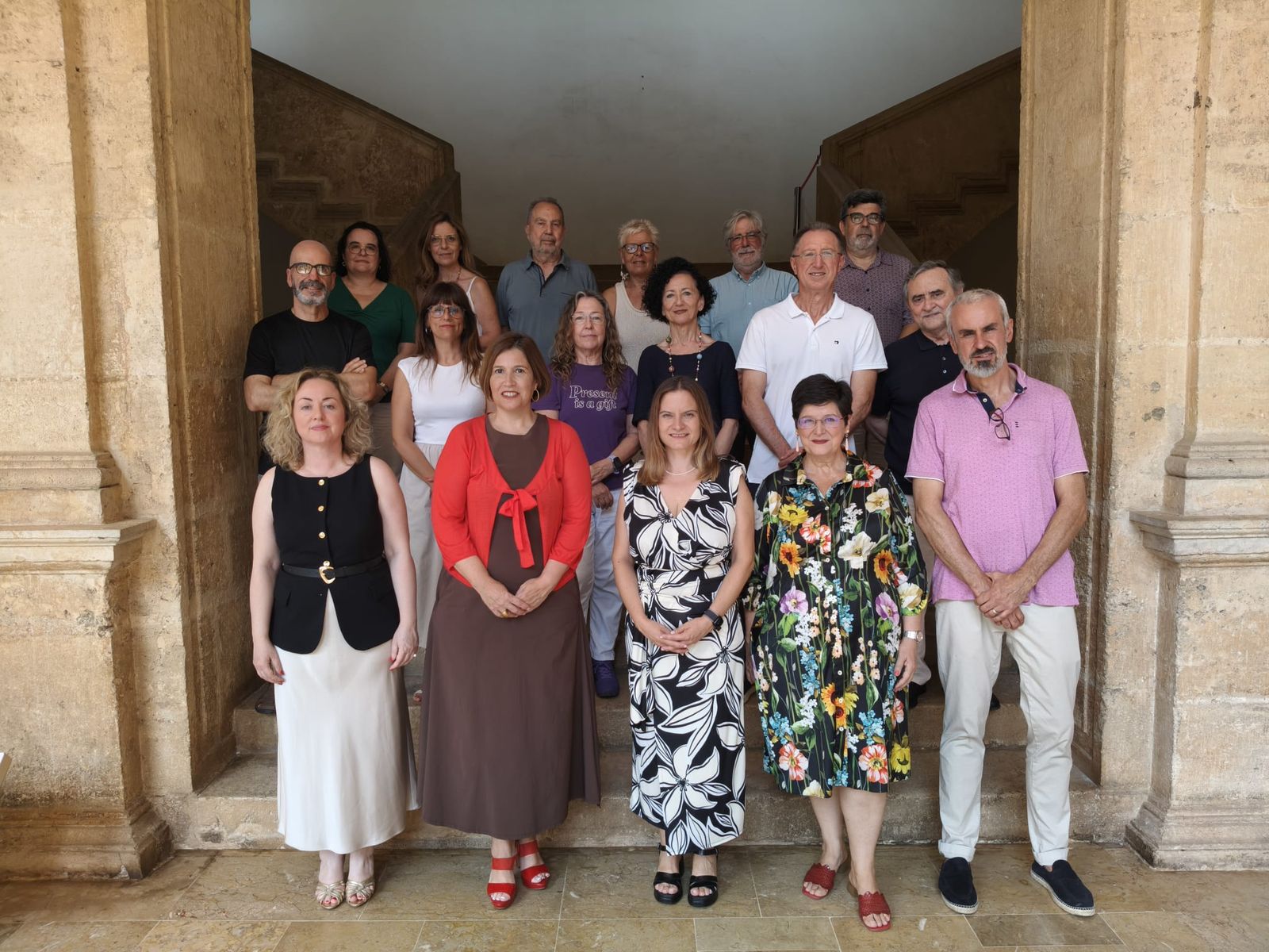 Membres de l'AVL després de la renovació de l’últim terç dels vint-i-un acadèmics que van ser escollits l’any 2001