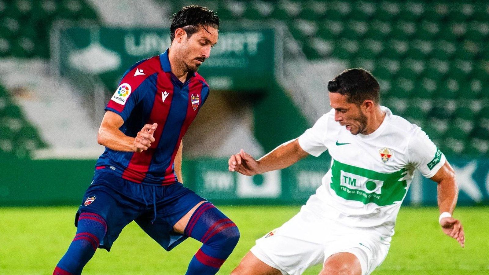 El jugador del Llevant Campaña, dribla a un rival de l'Elx