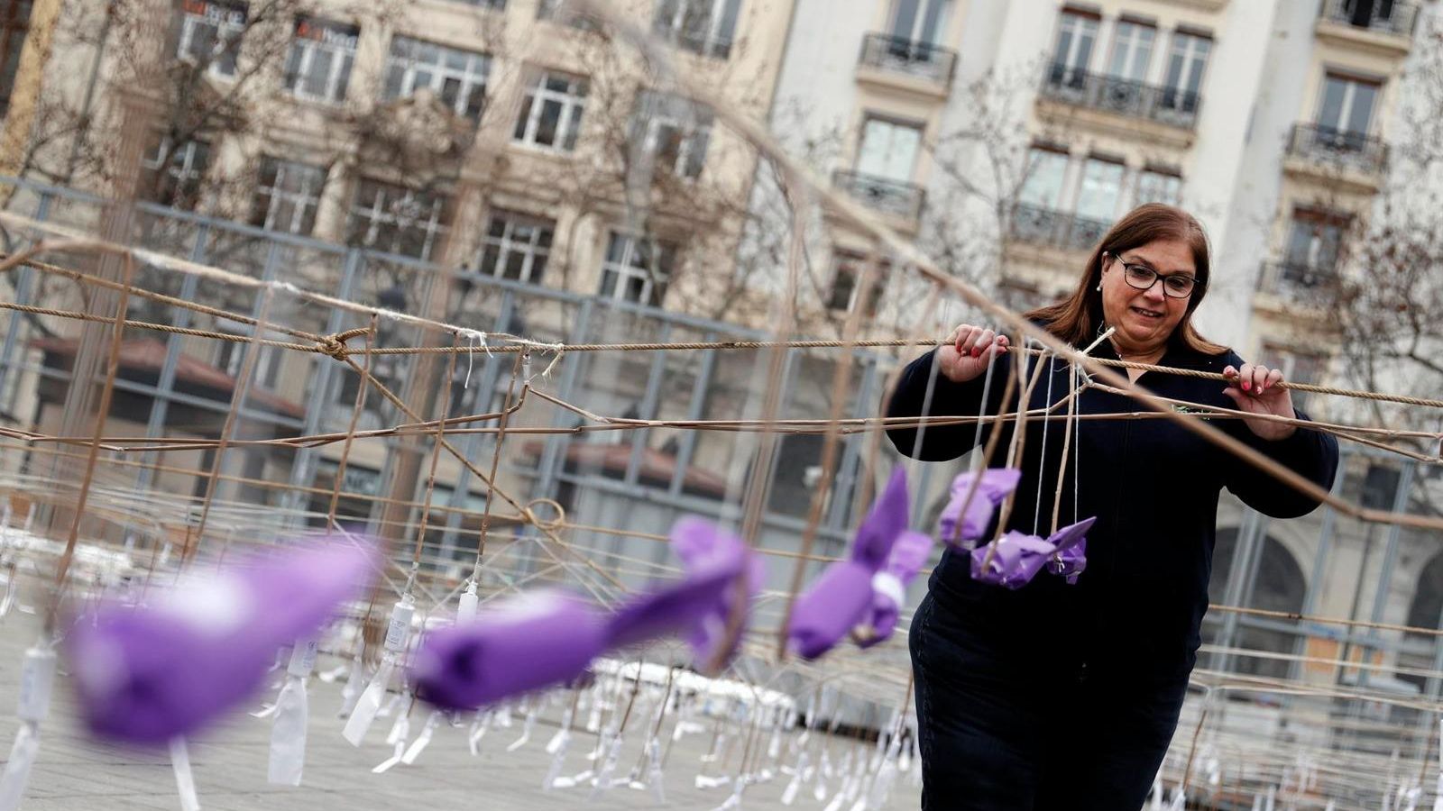 Reyes Martí ultima els detalls abans de començar la mascletà del 8M