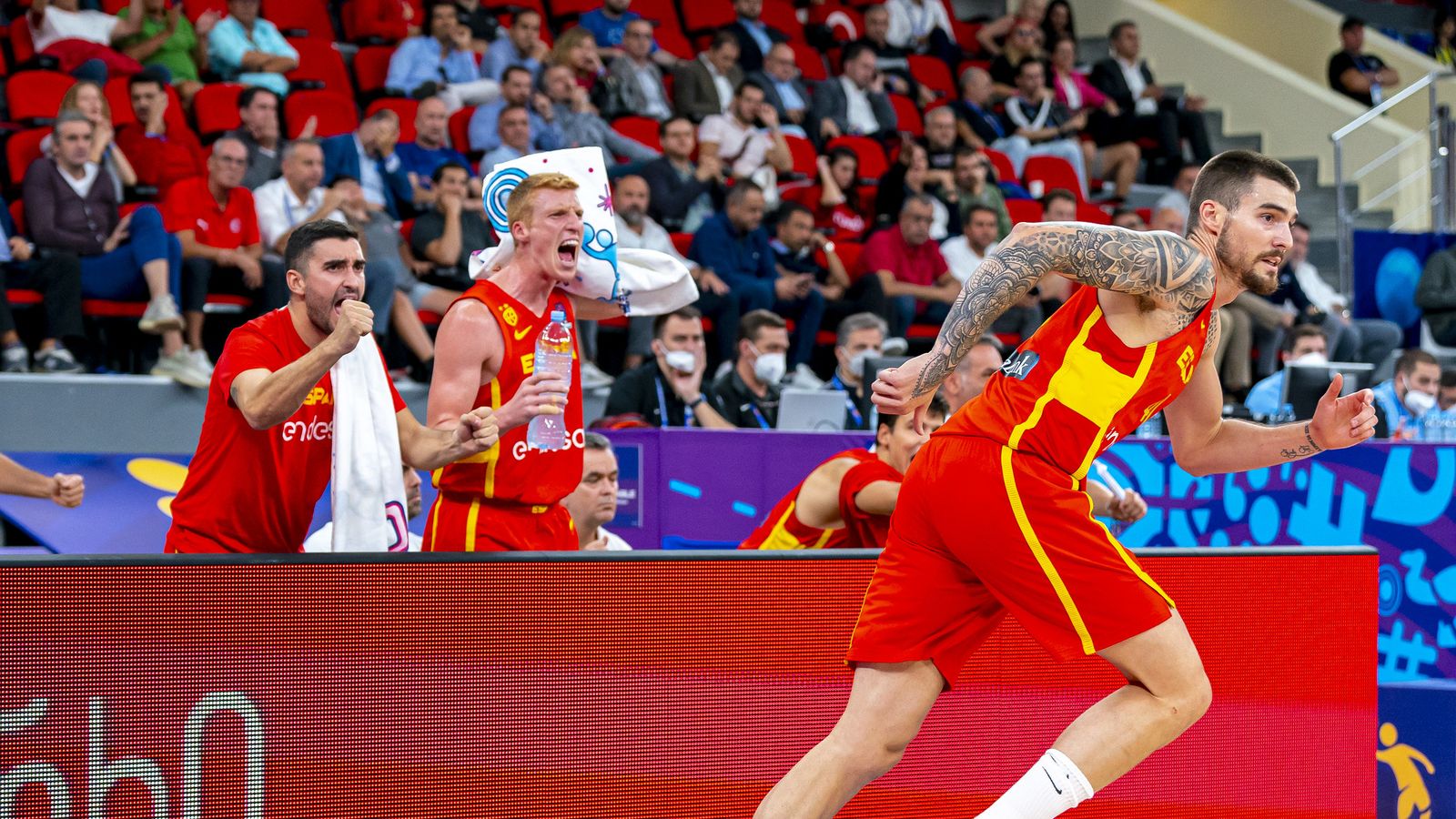 Espanya guanya Turquia i passa com a primera de grup