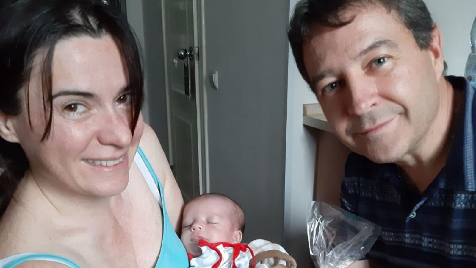 Ana i Manel, una de les parelles bloquejades a Ucraïna, amb el seu fill.