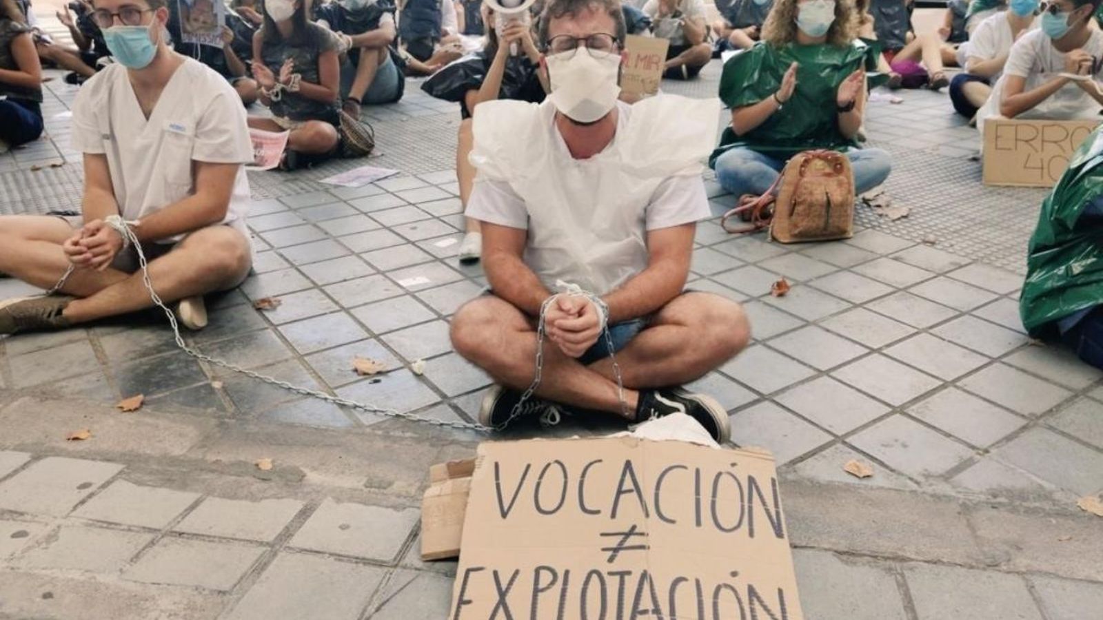 El col·lectiu MIR exigeix millors condicions laborals davant de l'edifici de la Conselleria de Sanitat