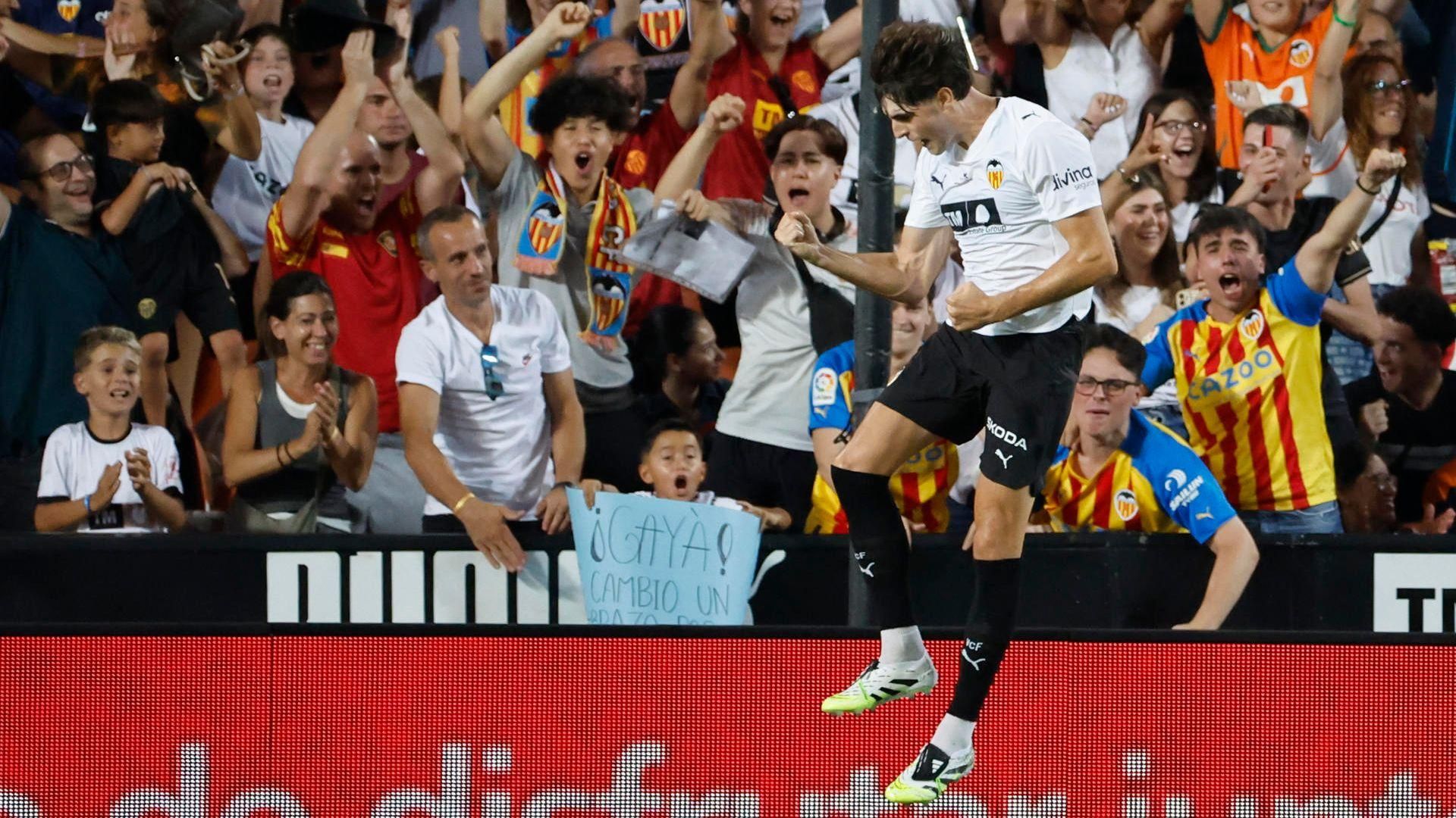 Javi Guerra celebra un gol a Mestalla