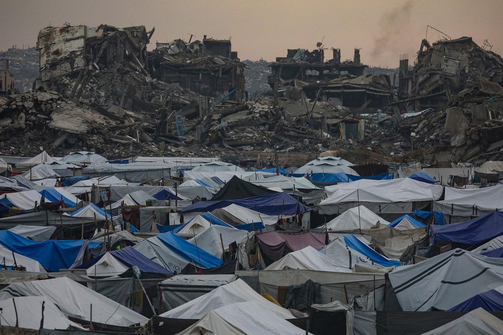 Campaments de refugiats amb les runes de Ciutat de Gaza de fons