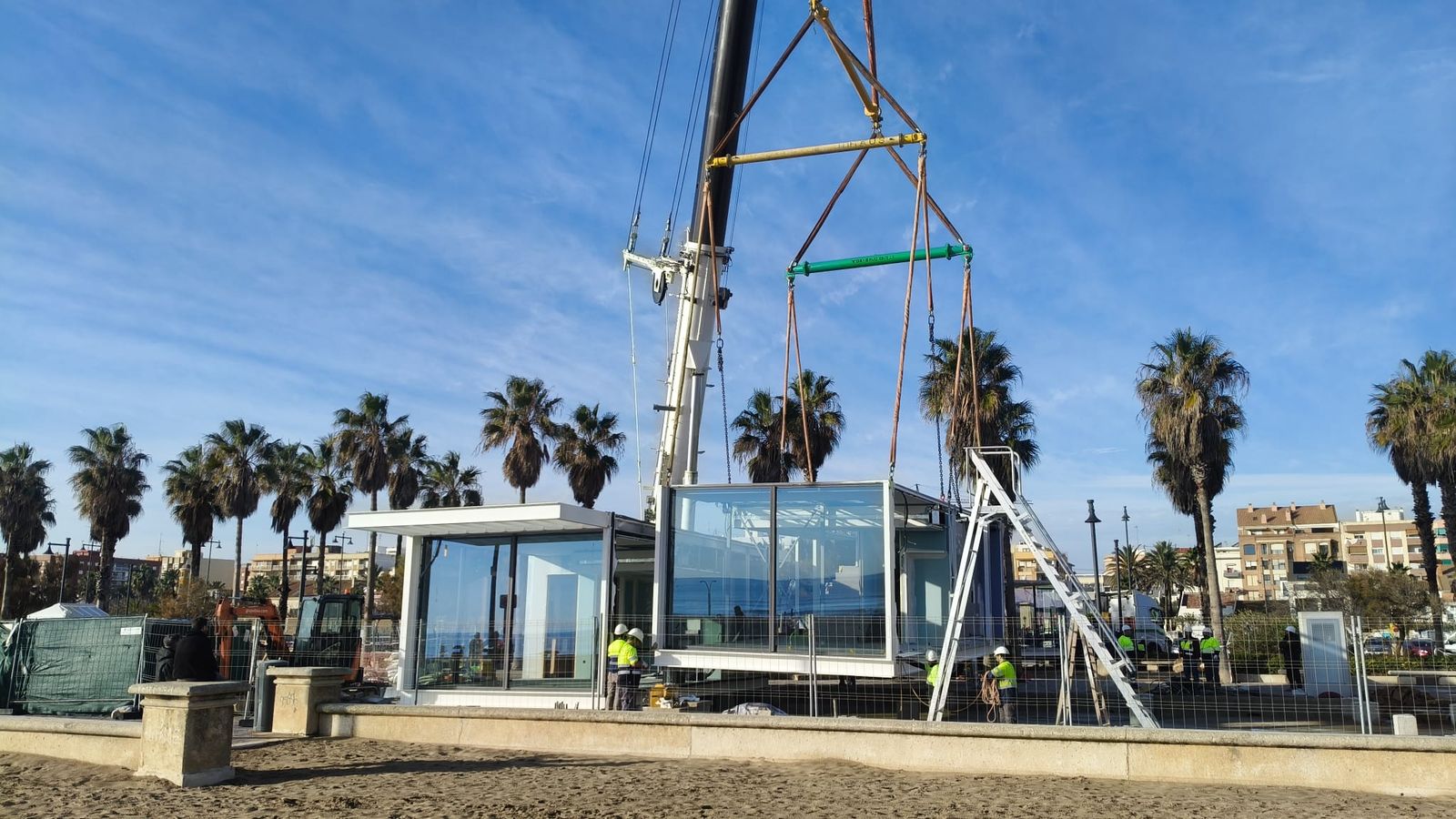 Primers mòduls que s'instal·len a la platja de la Malva-rosa