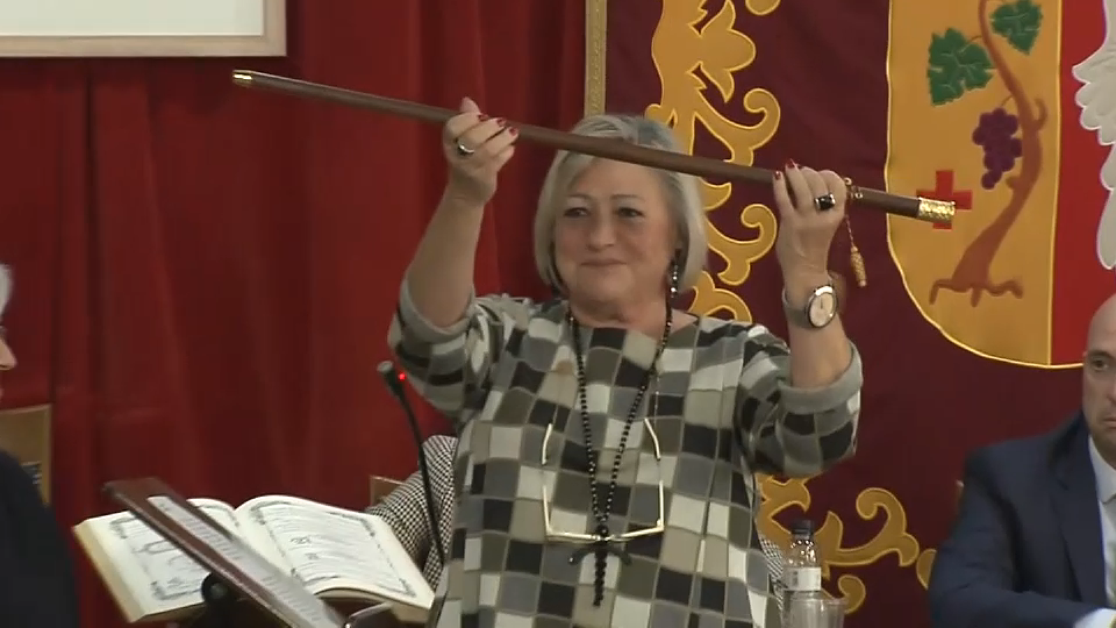 María Dolores Miralles rep la vara de comandament de l'alcaldia de Vinaròs