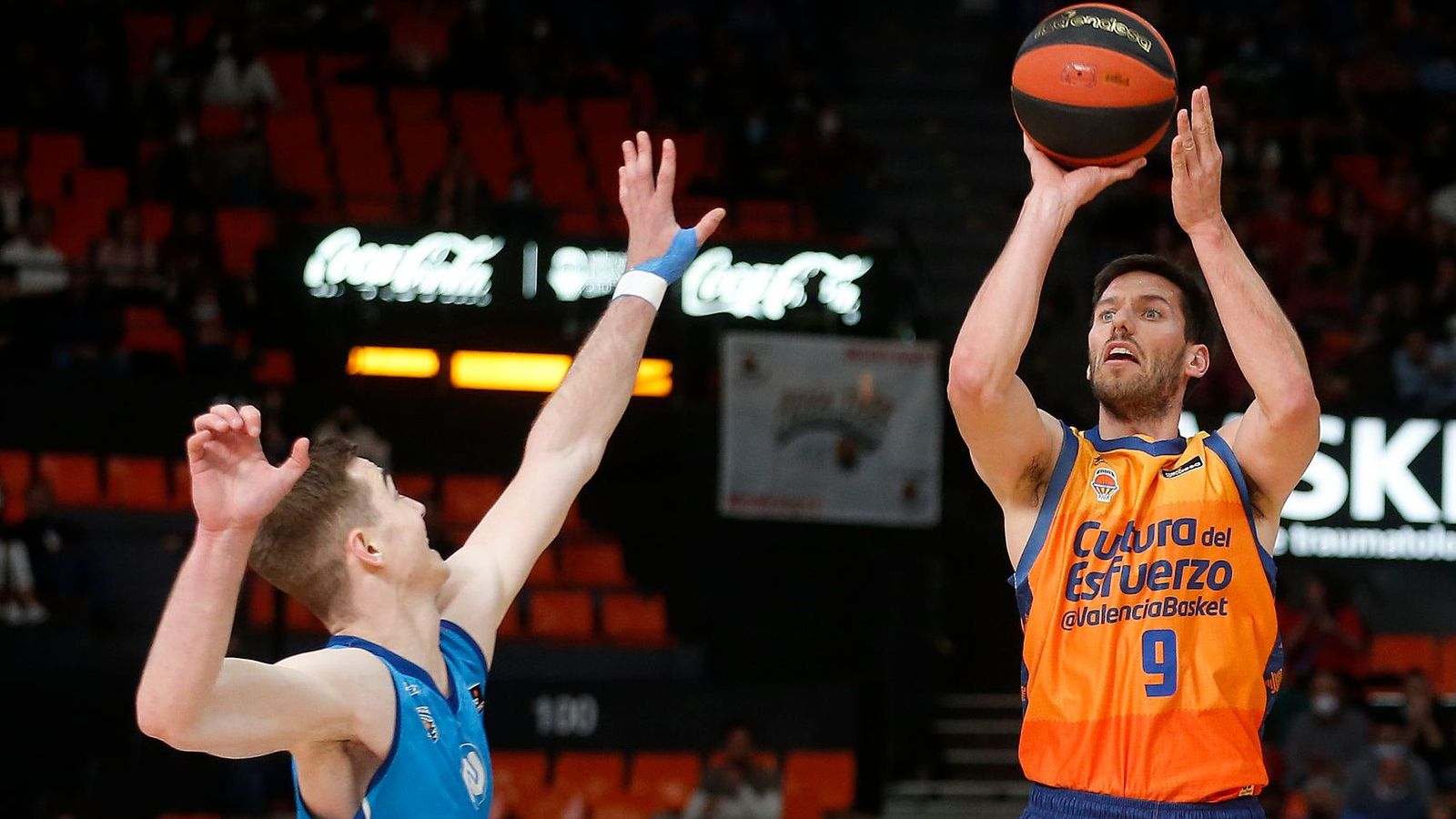 Sam Van Rossom fa un llançament a cistella