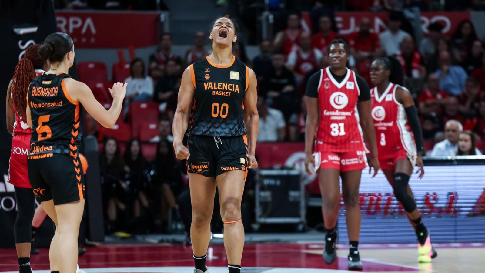 Hillsman celebra una cistella