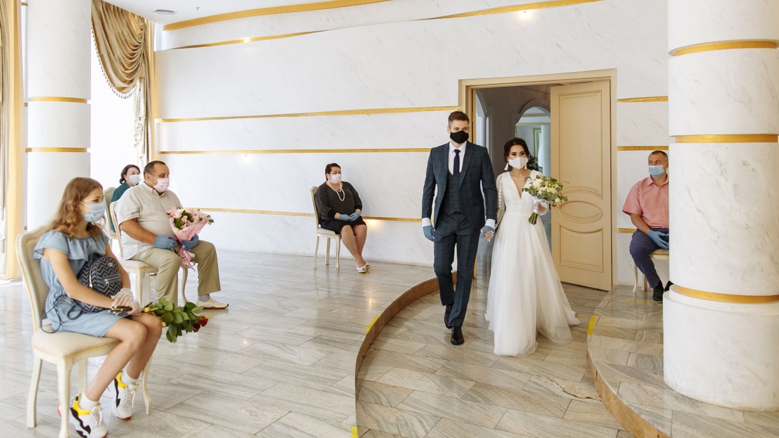 Una persona a l'interior d'un bar