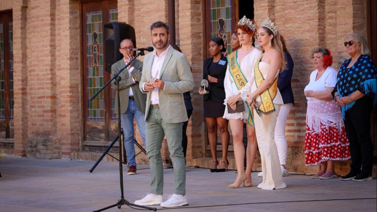 Iván Esteve, director d'informatius, recull el premi que reconeix la tasca informativa d'À Punt Radiotelevisió Valenciana