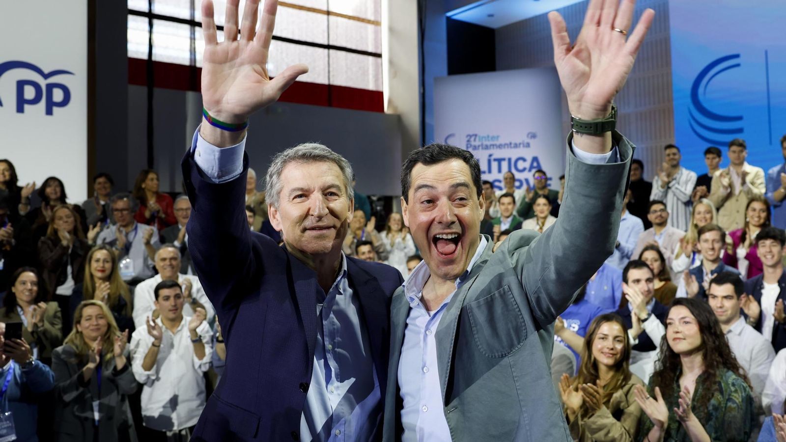 El president del PP Alberto Núñez Feijóo i el president de la Junta d'Andalucia, Juanma Moreno, durant la clausura la Interparlamentària del PP a Sevilla.