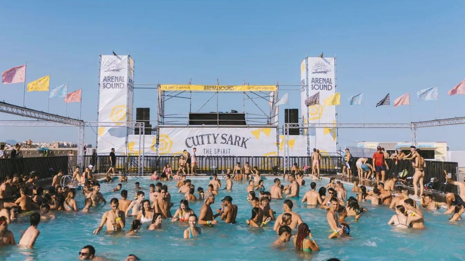 Gent en la piscina del festival