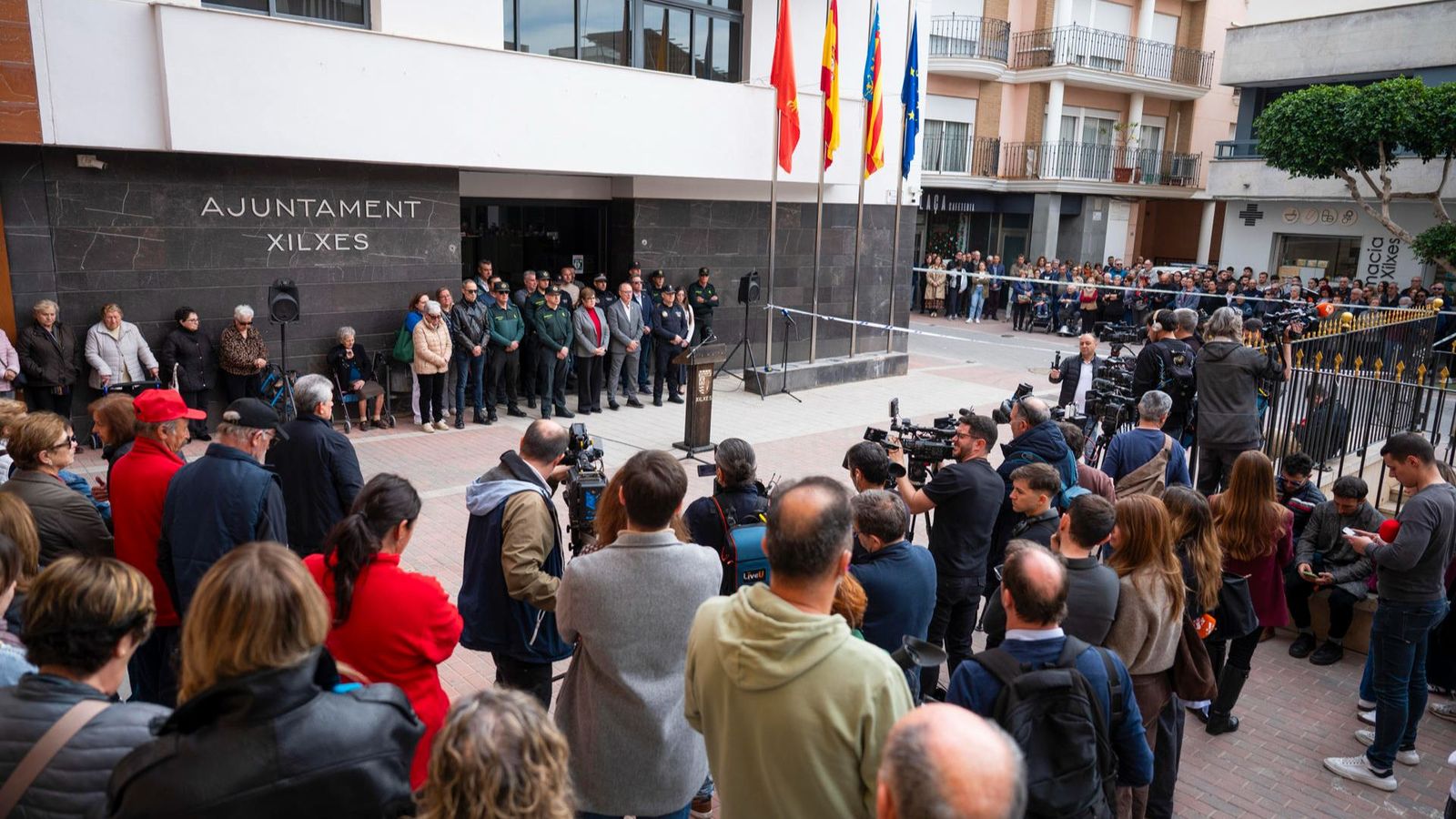 Centenars de veïns d'han concentrat al migdia davant l'ajuntament per a rebutjar l'assassinat de la dona i la seua filla