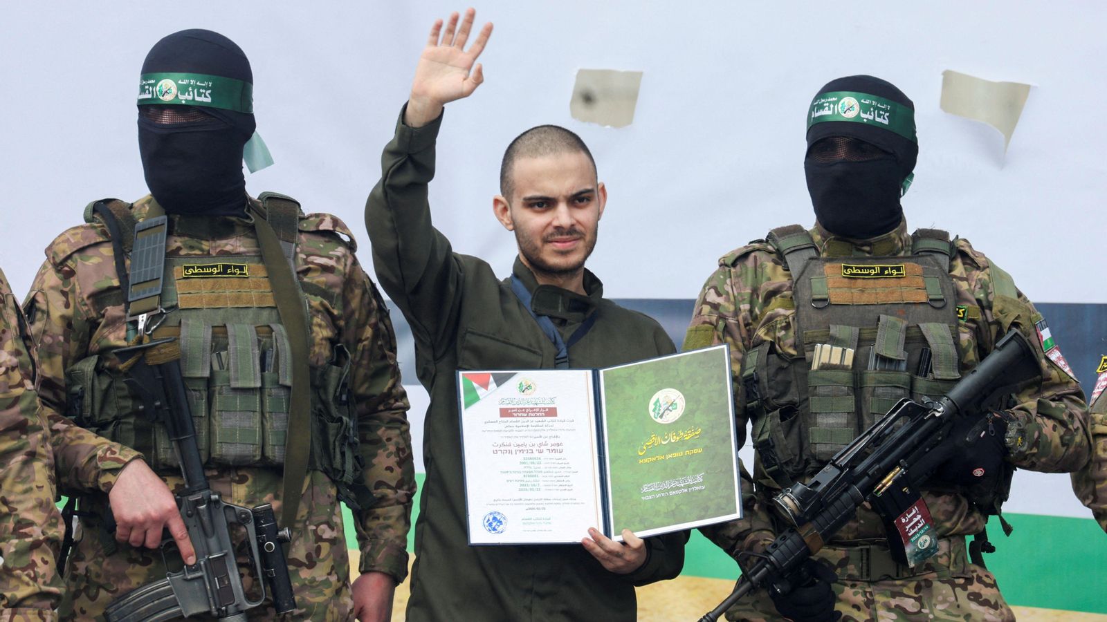 Milicians de Hamàs acompanyen un ostatge israelià en una de les cerimònies d'alliberament