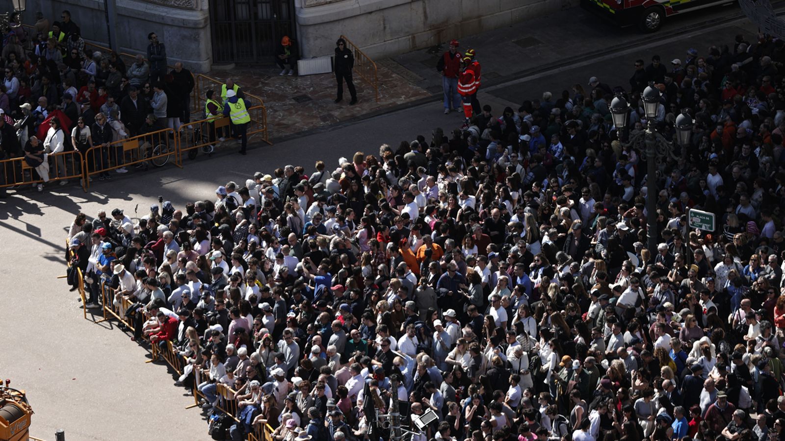Persones en primera línia de la mascletà, en l'entorn de l'Estació del Nord de València, el 9 de març