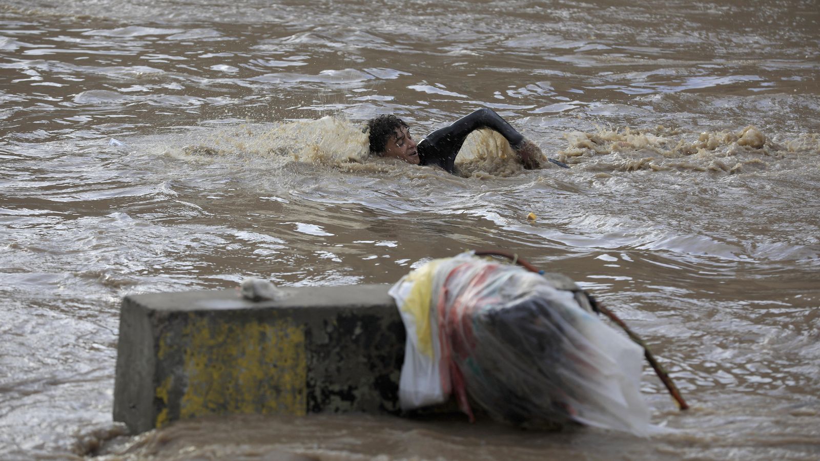 Una persona nada a la capital iemenita, Sanà, durant una de les recents inundacions al país