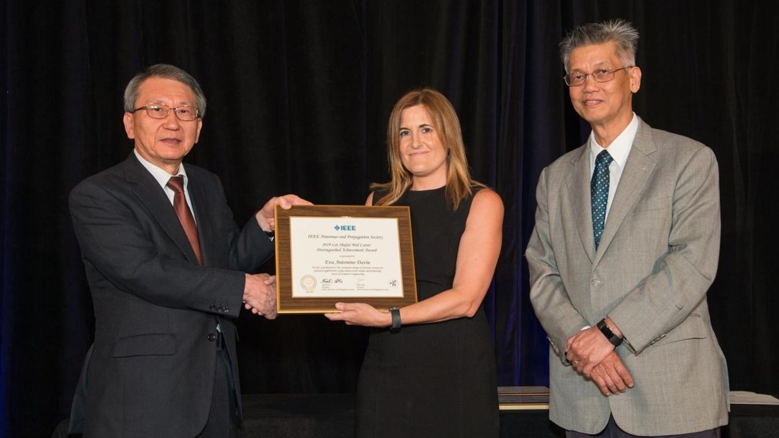 Eva Antonino rep el premi que la reconeix com una de les millors enginyeres joves el món