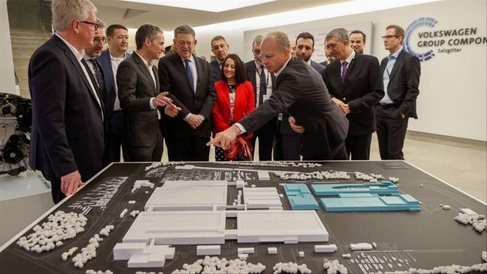 La delegació valenciana que visita la planta de Salzgitter escolta les explicacions del responsable d'aquesta factoria