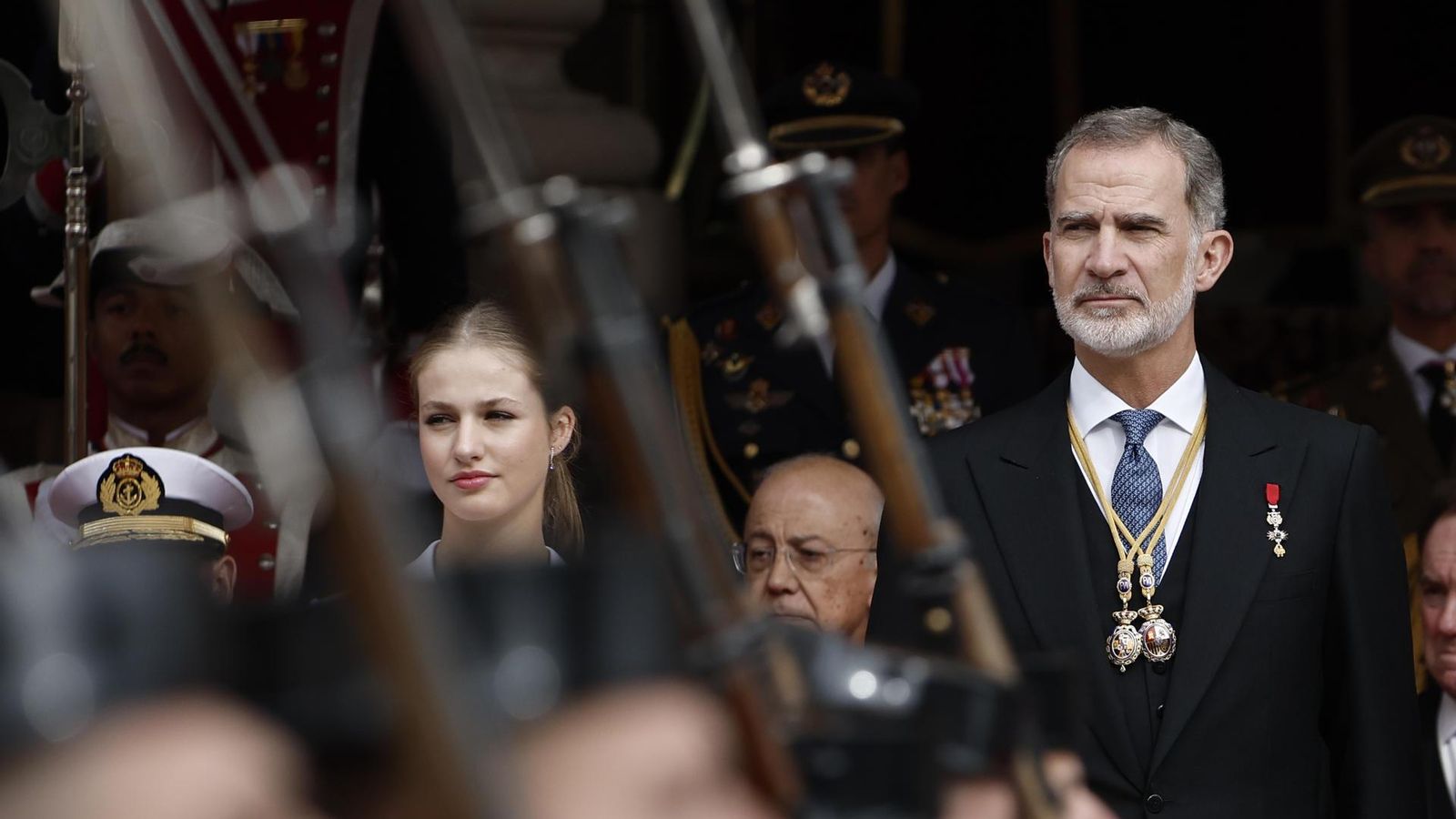 La princesa Leonor presencia, amb son pare, la desfilada militar posterior al jurament de la Constitució
