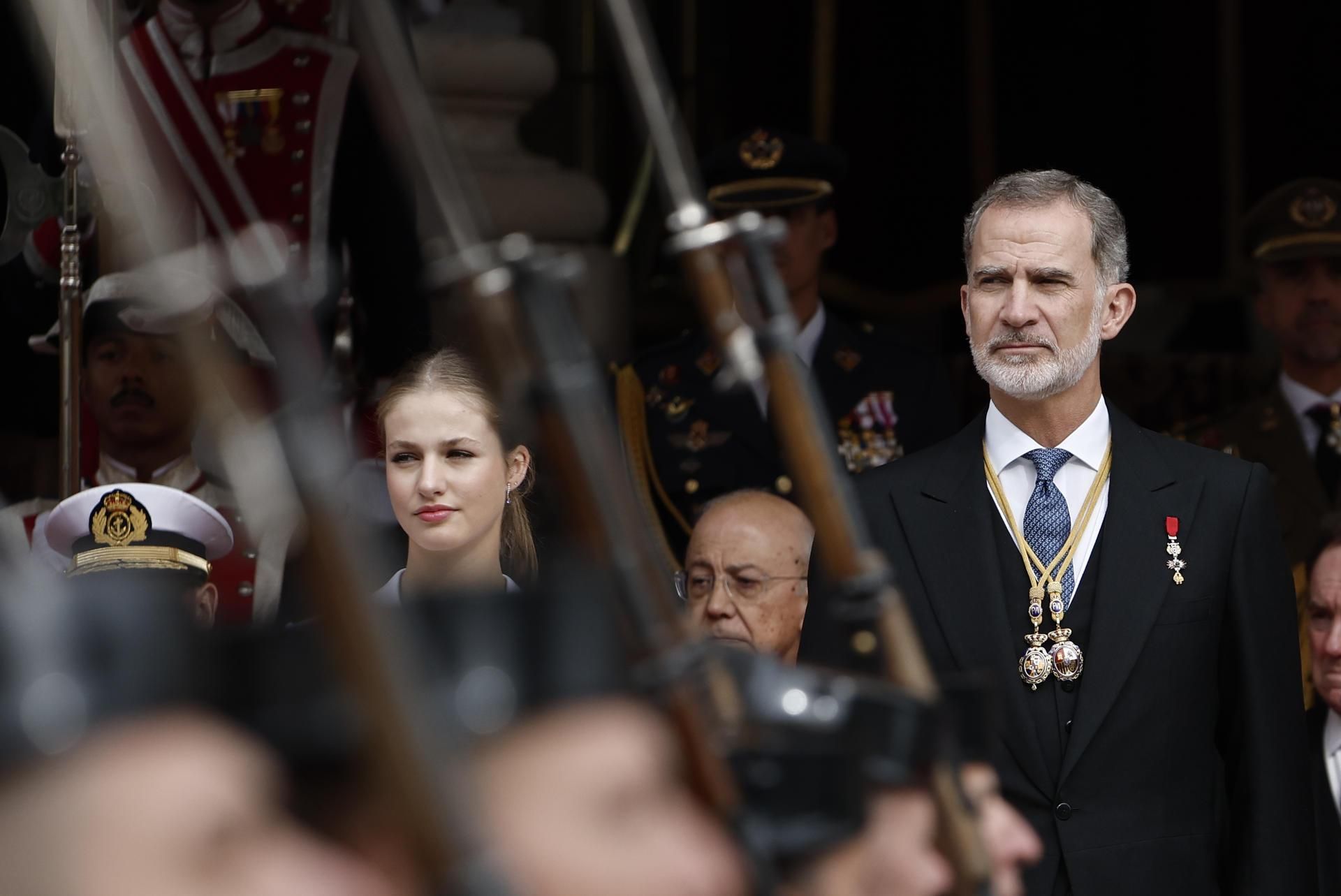La princesa Leonor presencia, amb son pare, la desfilada militar posterior al jurament de la Constitució