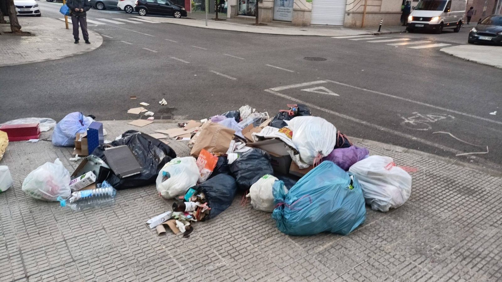 Bosses de fem acumulades en un carrer de Carcaixent, divendres passat