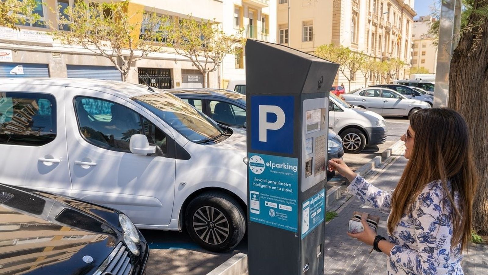 Una dona gasta la zona blava