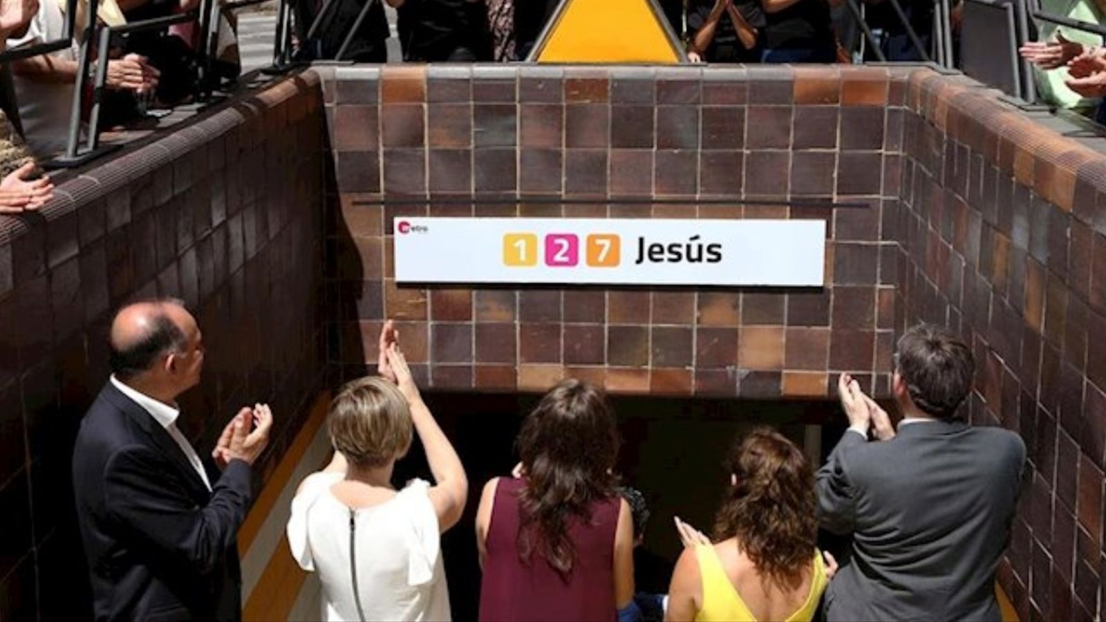 Imatge de l'estació de Jesús on va tindre lloc el descarrilament, durant una visita d'homenatge de l'anterior Consell del Botànic