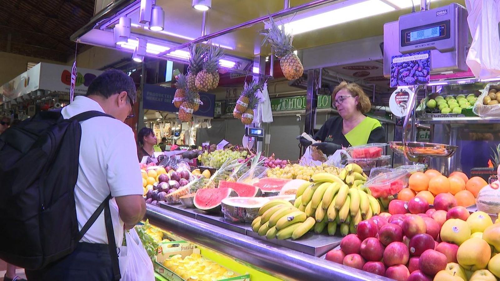 Una parada de fruites i verdures al mercat del Cabanyal de València