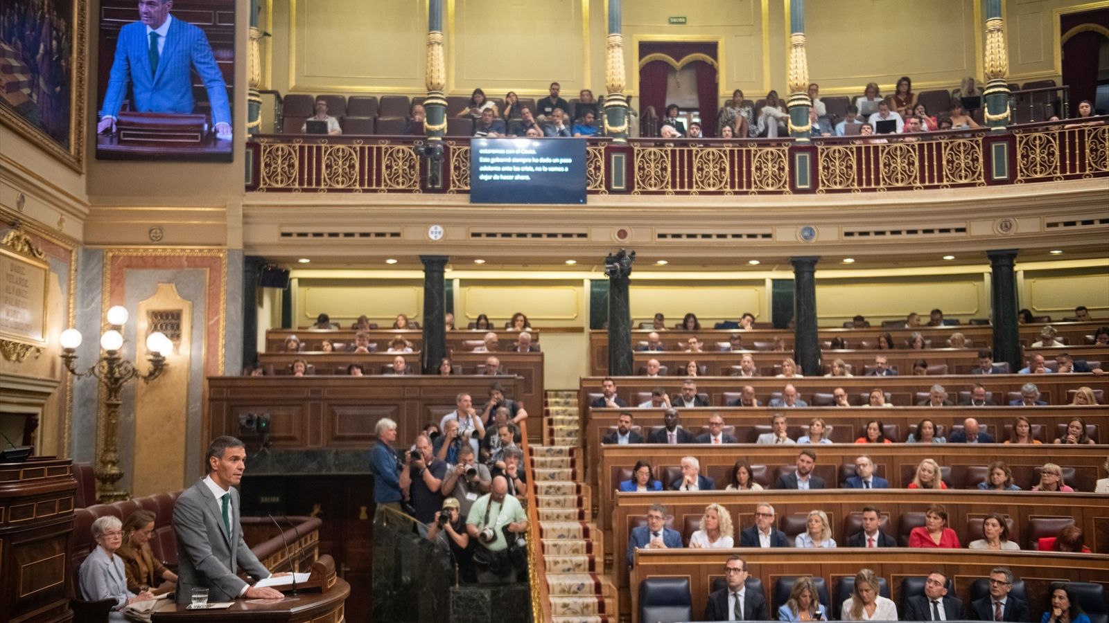 Un moment de la intervenció de Pedro Sánchez, amb l'hemicicle de fons