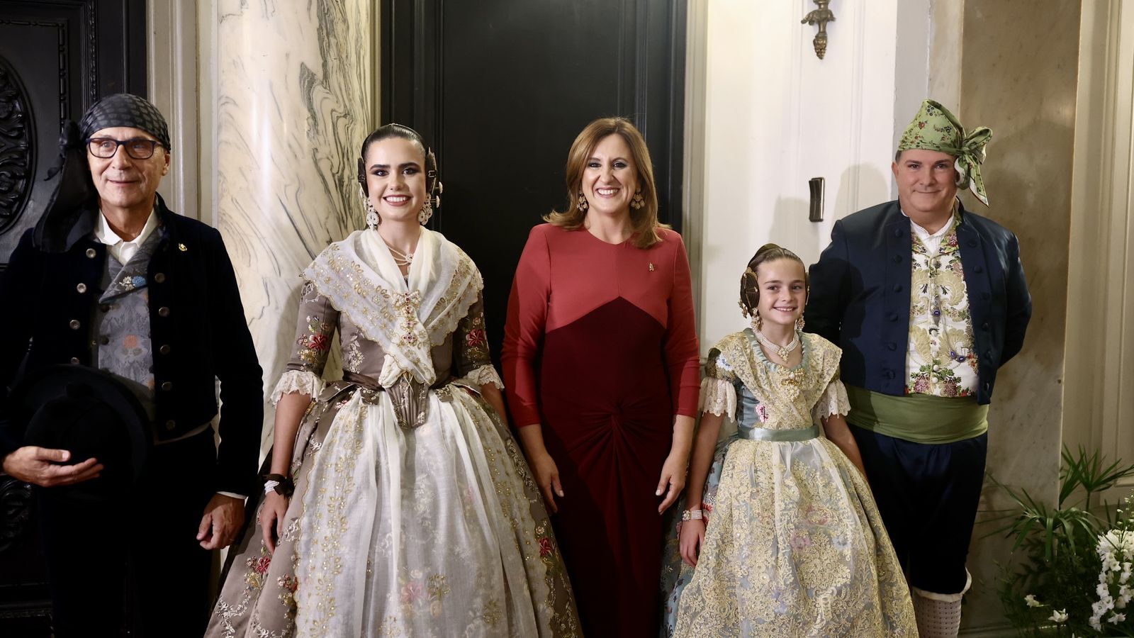 Posat oficial de Beatriz Blanco (marró) i Julia Vizcayno (verd grisenc) amb les autoritats de la ciutat de València