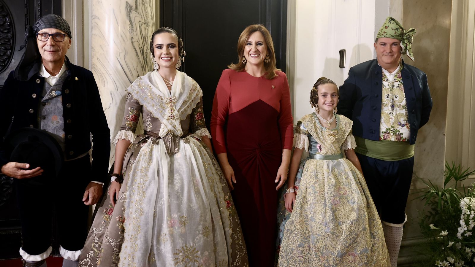 Posat oficial de Beatriz Blanco (marró) i Julia Vizcayno (verd grisenc) amb les autoritats de la ciutat de València