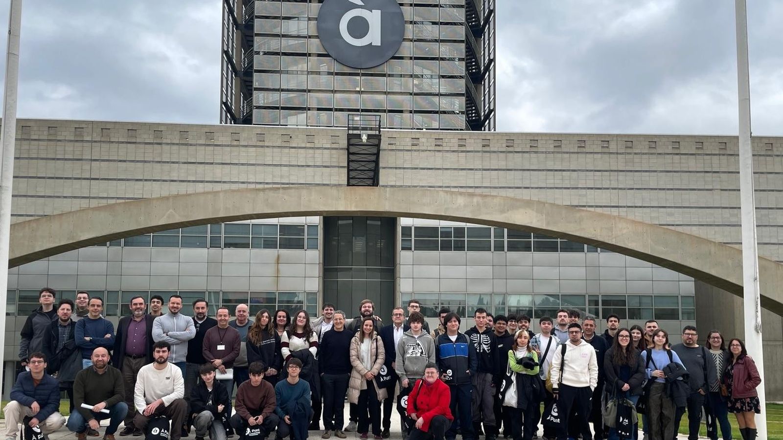 L'alumnat en pràctiques amb els seus tutors d'À Punt