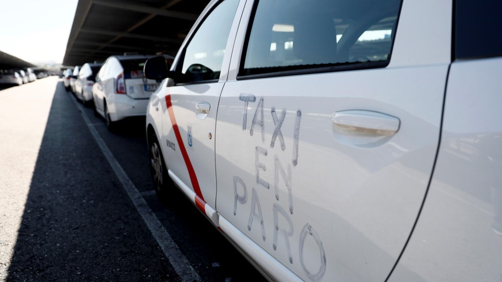 Taxis en vaga a una parada de Madrid