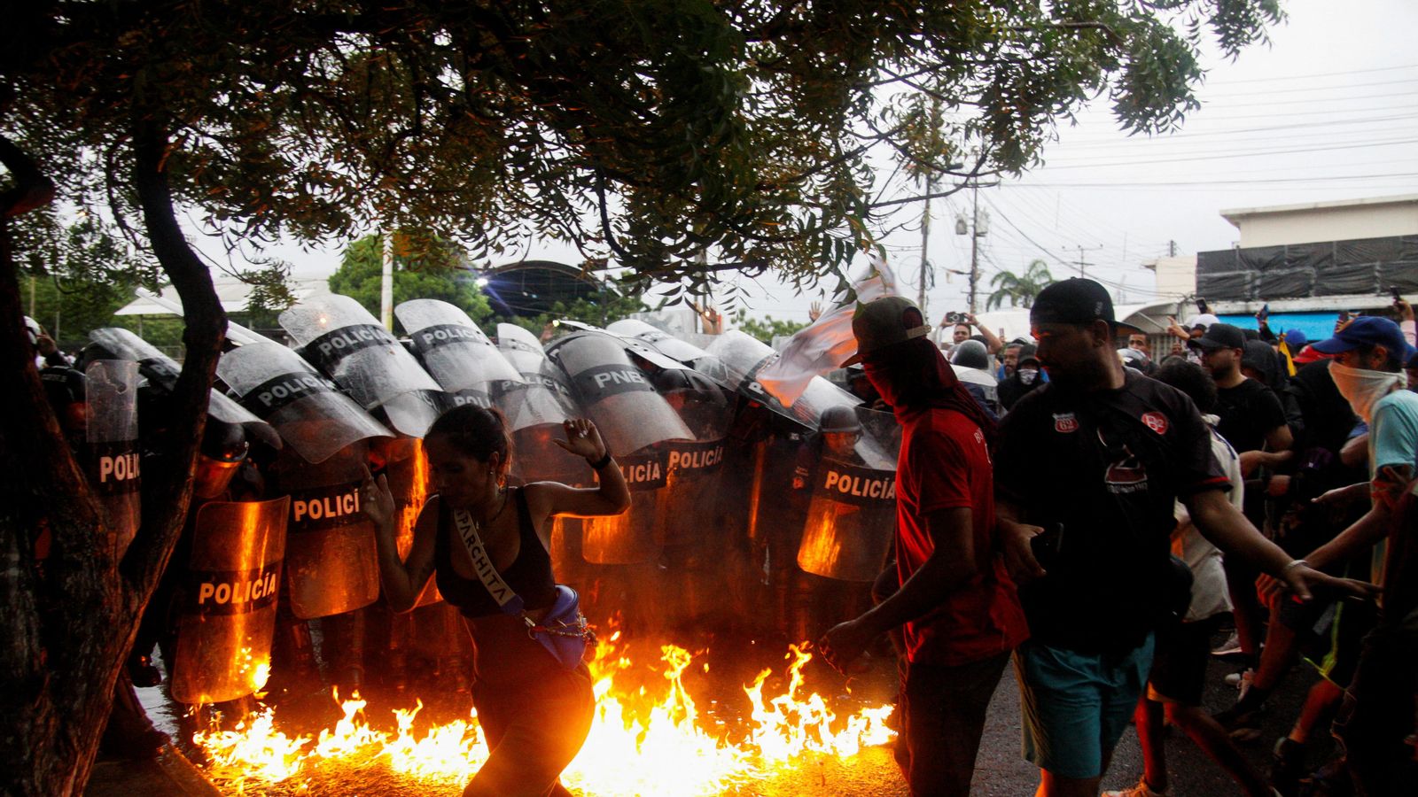 Manifestants s'enfronten a la policia en les protestes contra els resultats que proclamen Nicolás Maduro guanyador en les eleccions presidencials de Veneçuela, a Puerto La Cruz