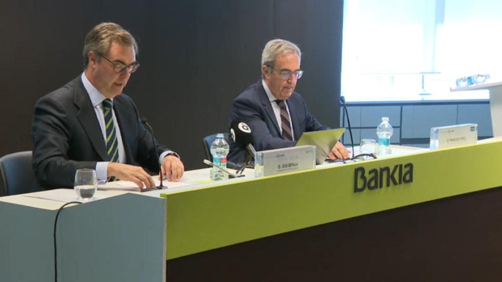 José Sevilla, conseller delegat de Bankia, i Francisco Pérez, director d'Investigació de l'IVIE, en la presentació de l'estudi