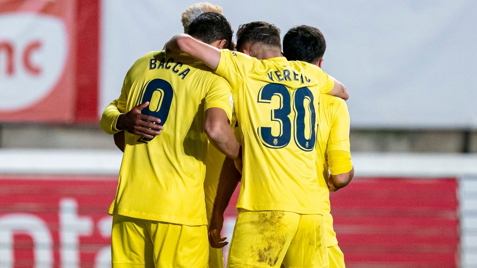 Els jugadors del Vila-real celebren un gol