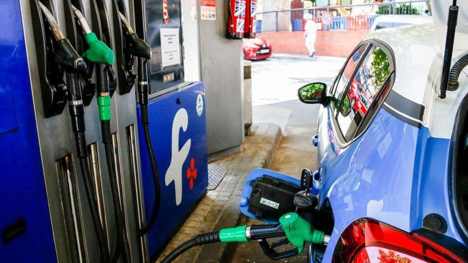 Imatge d'arxiu d'un cotxe repostant a una gasolinera